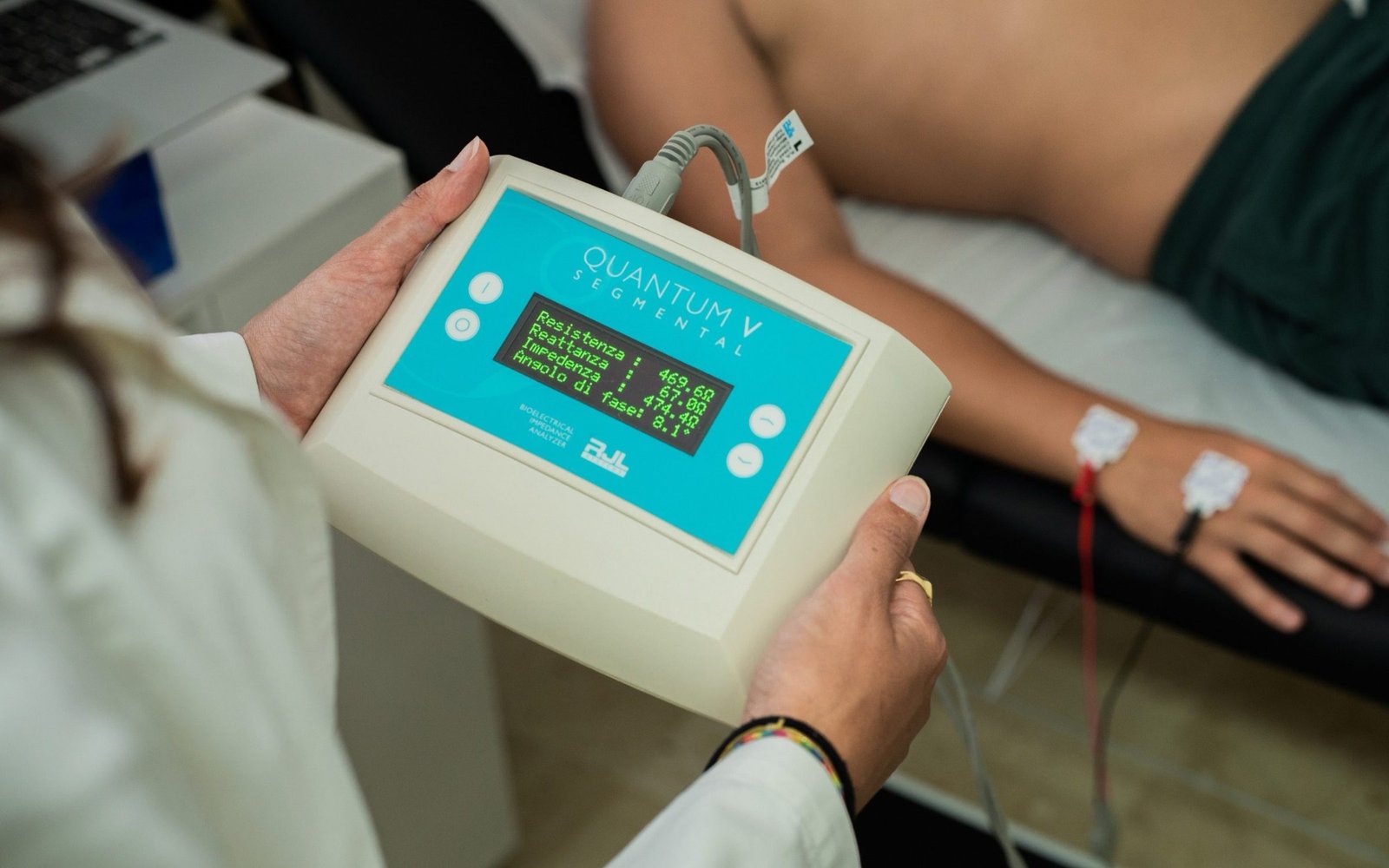 Misurazione della composizione corporea con bioimpedenziometro durante una visita