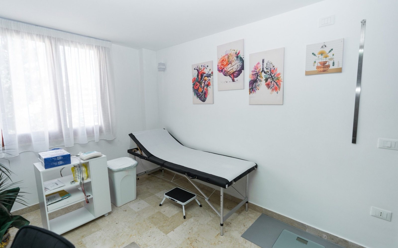 Area misurazioni dello studio con lettino e bilancia
